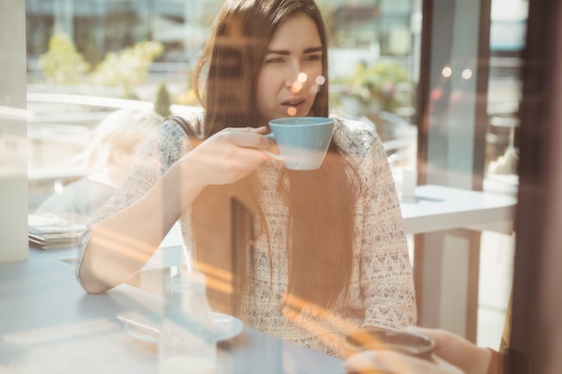 Amici chiacchierando davanti a un caffè