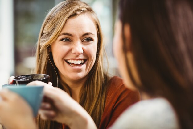 Amici chiacchierando davanti a un caffè