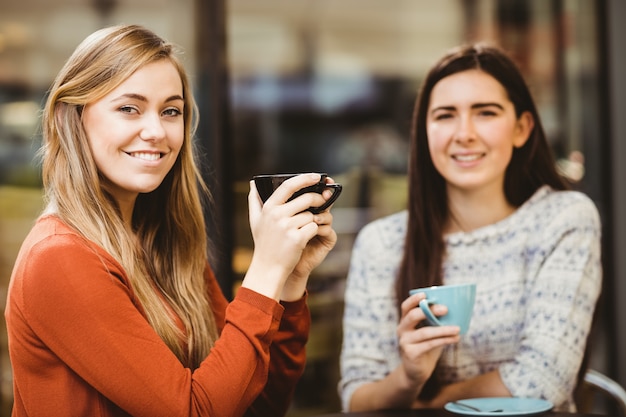 Amici chiacchierando davanti a un caffè