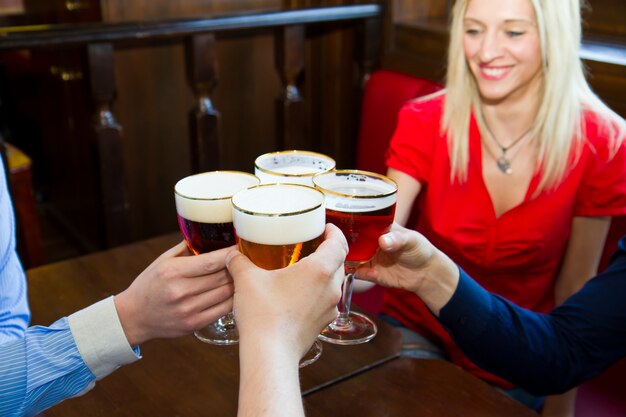 Amici con birra in un pub