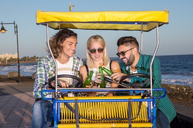 Amici con bottiglie di birra nel carrello