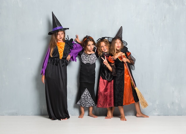 amici con i costumi di vampiri e streghe per le feste di Halloween facendo uno scherzo