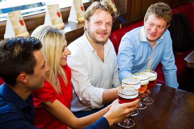 Amici con la birra in un pub