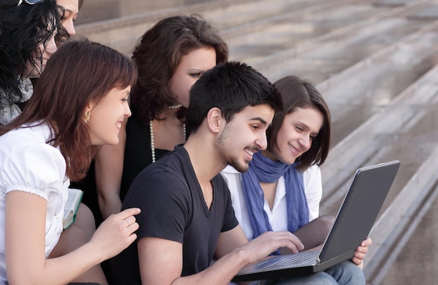 Amici degli studenti che guardano lo schermo del laptop