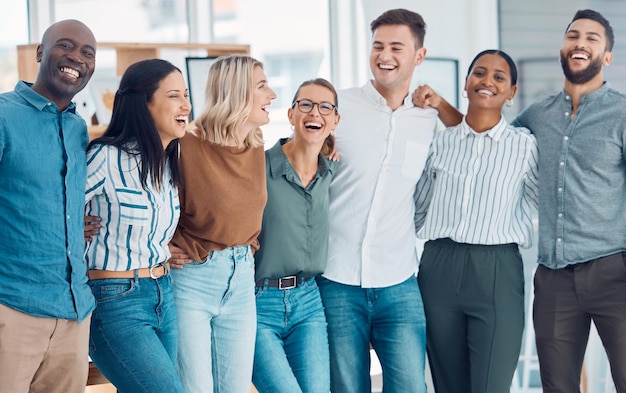 Amici del lavoro di squadra e divertenti con uomini d'affari che ridono insieme nel loro ufficio al lavoro Collaborazione felice e di successo con un gruppo di dipendenti uomo e donna che scherzano mentre lavorano in squadra