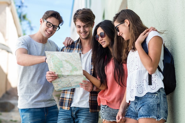 Amici dell&#39;anca che controllano mappa in città