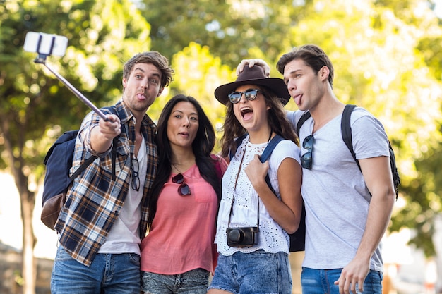 Amici dell&#39;anca che prendono selfie all&#39;aperto