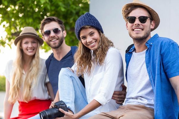 Amici dell&#39;anca che scattare foto per le strade