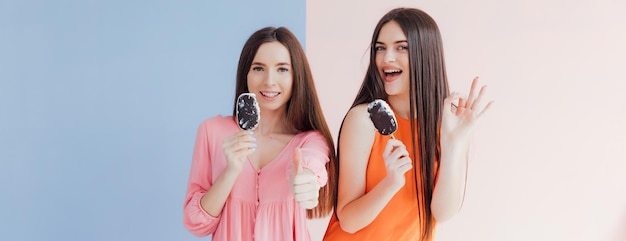 Amici della donna che mangiano insieme il gelato