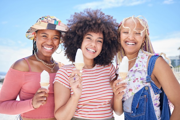 Amici delle donne gelato e ritratto estivo con dessert in vacanza divertente sole e stile di vita rilassante in Brasile Giovani ragazze nere felici che mangiano gelato gelato all'aperto insieme per uno spuntino fresco