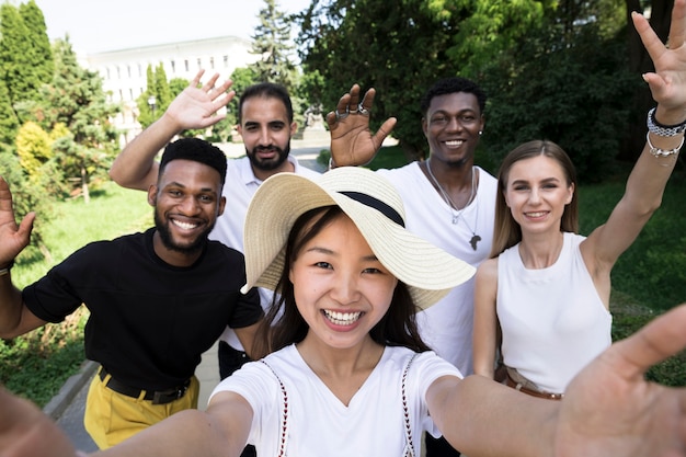 Amici di colpo medio che prendono un selfie