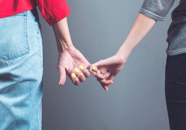 Amici di donna su sfondo grigio