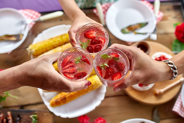 Amici di famiglia con bicchieri da cocktail