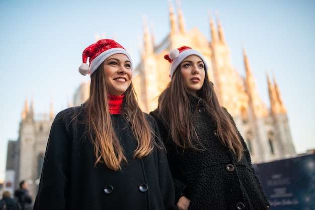 Amici di giovani donne che fanno shopping insieme prima di Natale