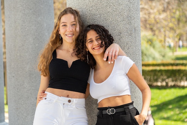 Amici di giovani donne che si divertono nel parco cittadino