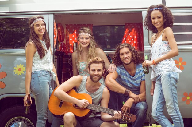 Amici di hipster in camper al festival