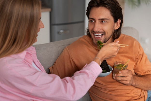 Amici di medio livello che mangiano snack alle alghe