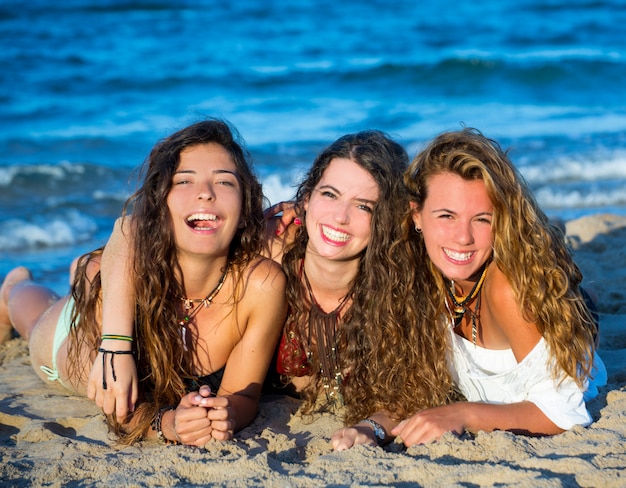 Amici di ragazze divertendosi felice sdraiato sulla spiaggia