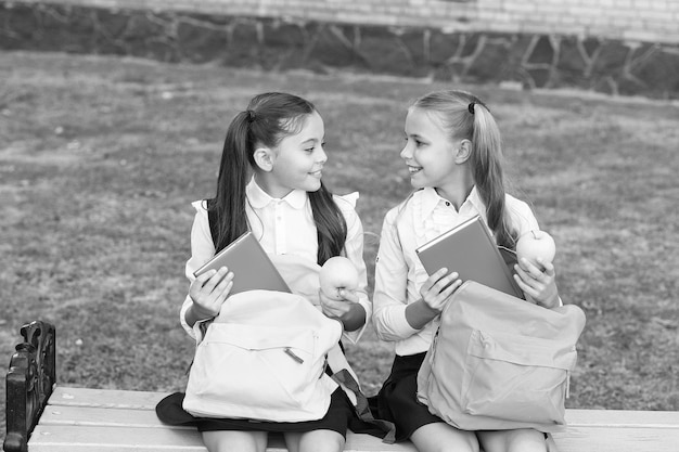 Amici di scuola felici bambine divertendosi con il concetto di pausa scolastica