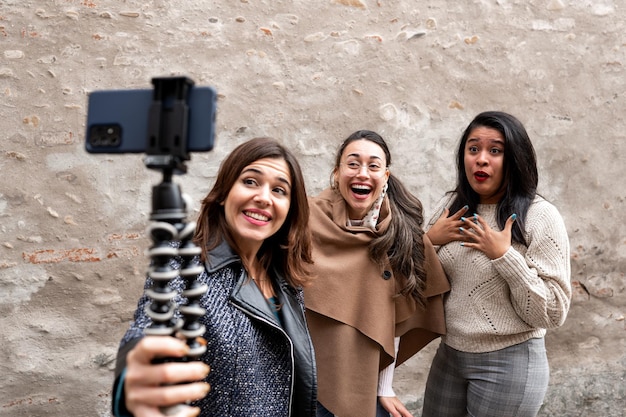 Amici di sesso femminile che prendono un video di auto sorridenti con facce buffe. Videochiamata, concetto di vlogging.