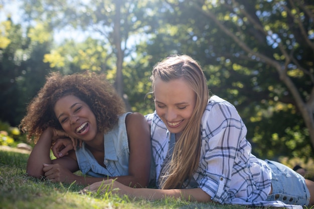 Amici di sesso femminile divertendosi nel parco