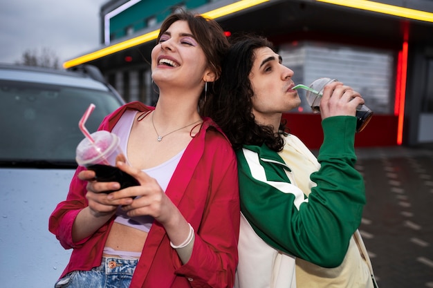 Amici di tiro medio che bevono soda