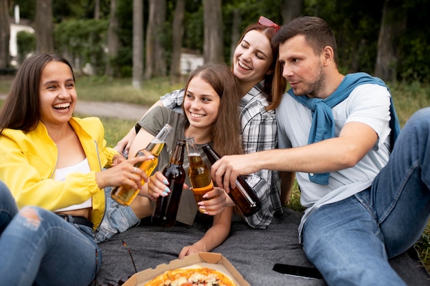 Amici di tiro medio con pizza