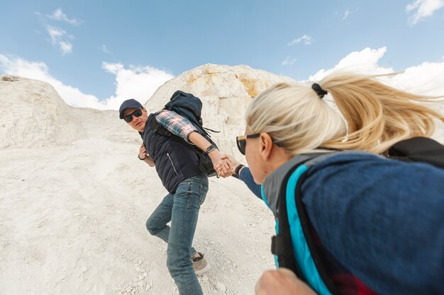 Amici di vista frontale arrampicata insieme