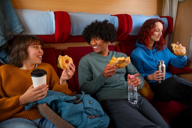 Amici di vista frontale che viaggiano in treno