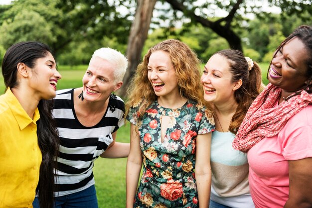 Amici divertendosi nel parco