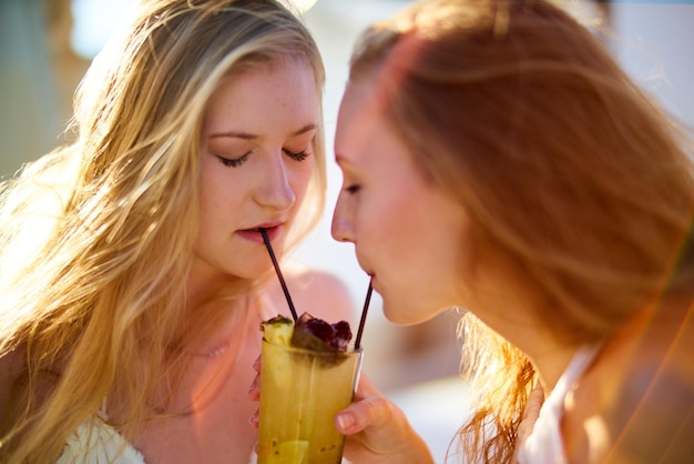 Amici donne che si godono un drink