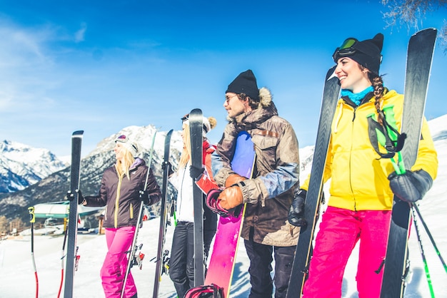 Amici durante le vacanze invernali