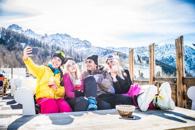 Amici durante le vacanze invernali