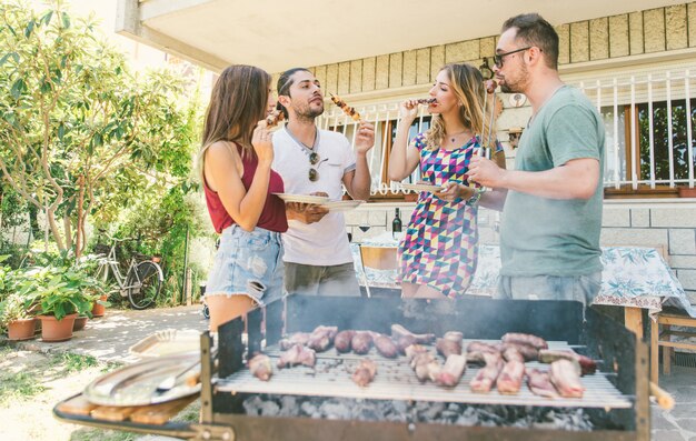 Amici facendo un barbecue