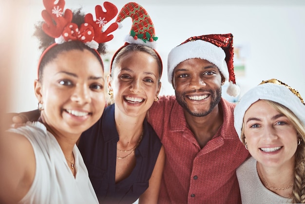 Amici, famiglia e diversità in un selfie di Natale per celebrare le feste