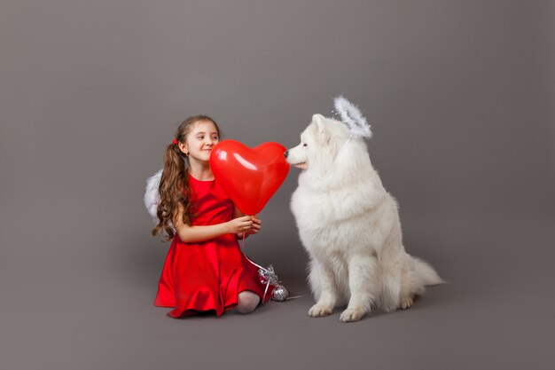 Amici fedeli, una ragazza e un cane. Simbolo di amicizia