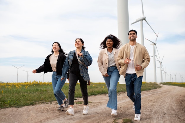 Amici felici a tutto campo che camminano insieme