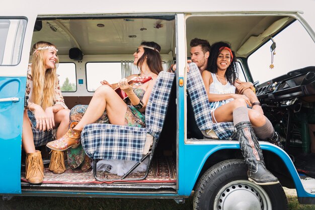 Amici felici alla guida di un minivan vintage
