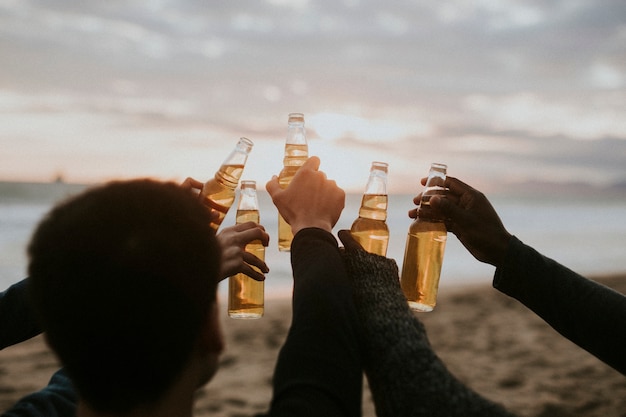 Amici felici che brindano in spiaggia