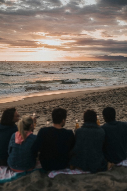 Amici felici che brindano in spiaggia