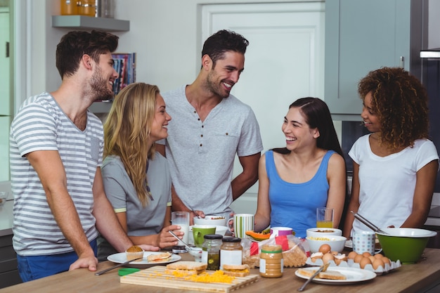 Amici felici che discutono mentre fanno colazione