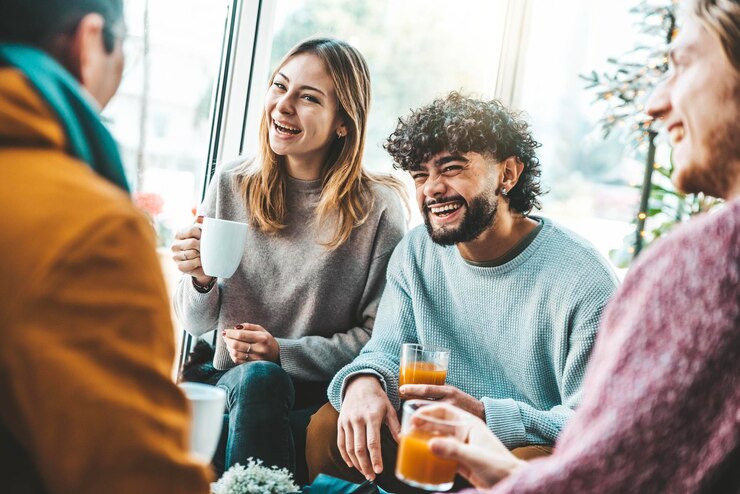 Amici felici che fanno colazione insieme al bar caffetteria