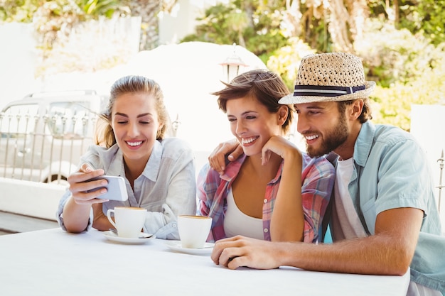 Amici felici che godono insieme del caffè