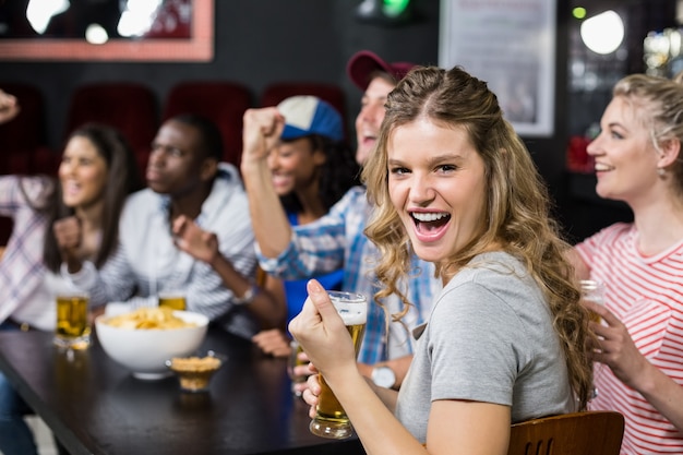 Amici felici che guardano lo sport