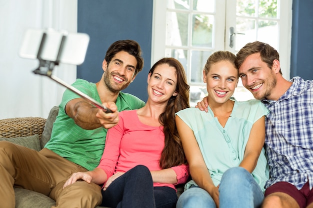 Amici felici che prendono selfie