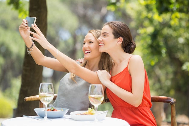 Amici felici che prendono un selfie