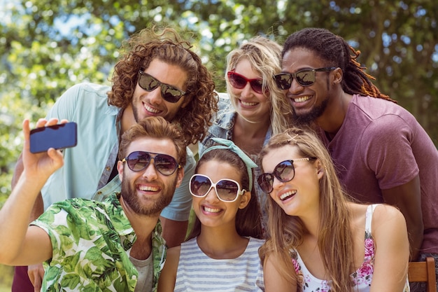 Amici felici che prendono un selfie