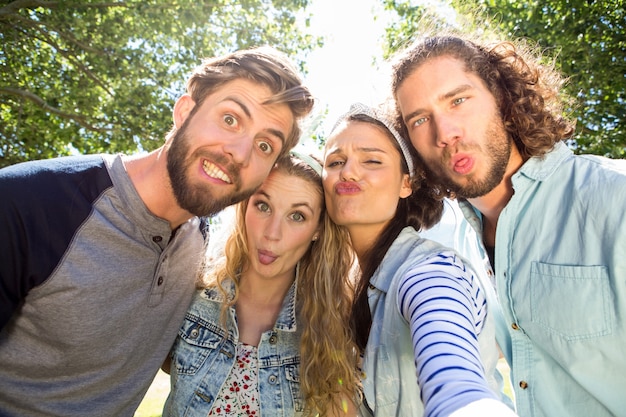 Amici felici che prendono un selfie