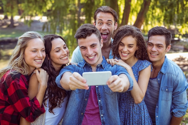 Amici felici che prendono un selfie