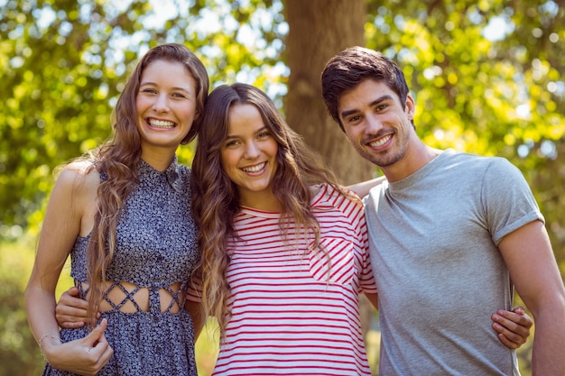 Amici felici che prendono un selfie